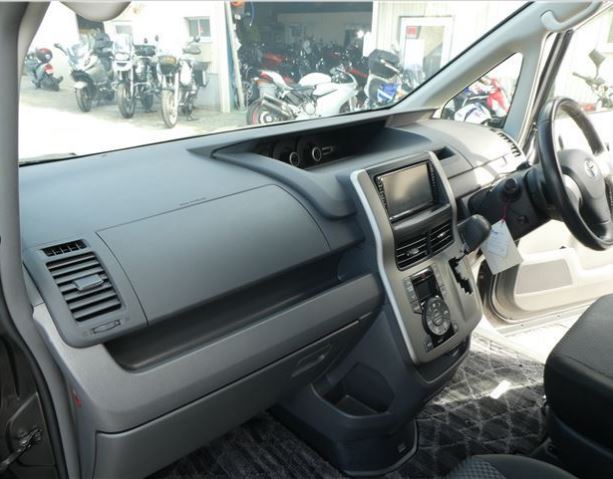 2010 Toyota Noah SI